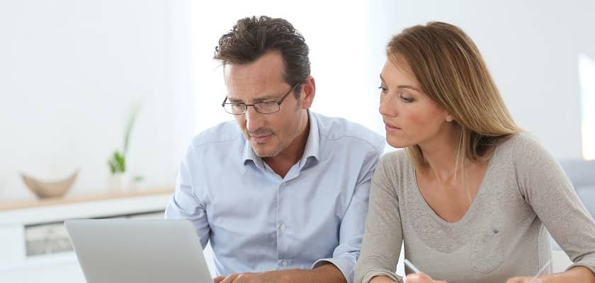 Муж с женой занимаются ежемесячным планированием личных финансов.
