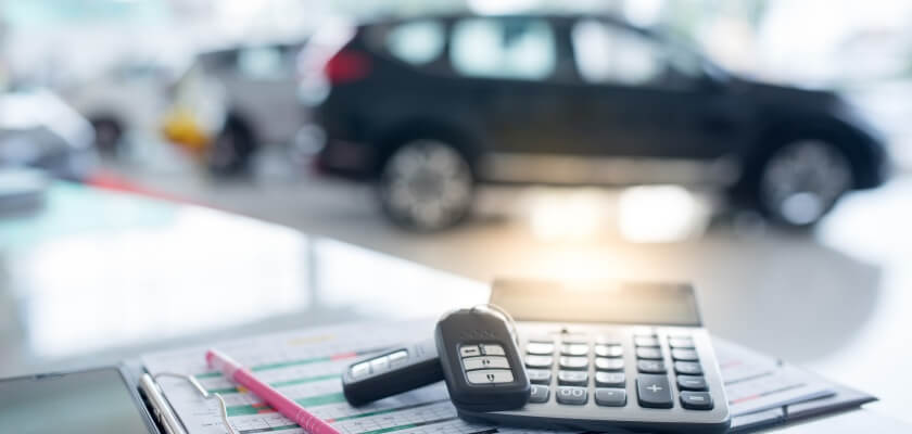 Tiek salīdzināts iekšdedzes dzinēja auto un elektroauto.