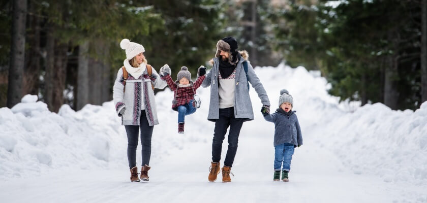 Ģimene dodas ziemīgā pastaigā. 
