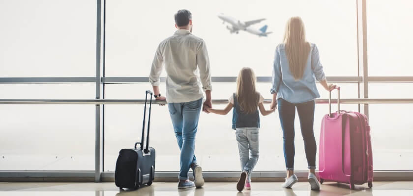 Семья находится в аэропорту и собирается в путешествие вместе.