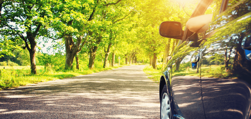 Cilvēki ar jaunu auto dodas piedzīvojumā