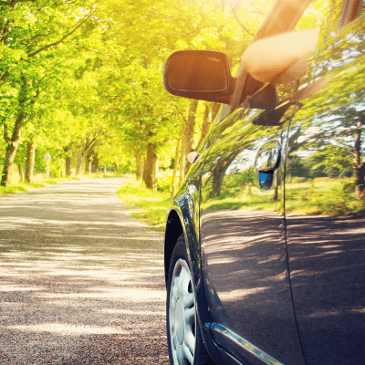 Cilvēki ar jaunu auto dodas piedzīvojumā