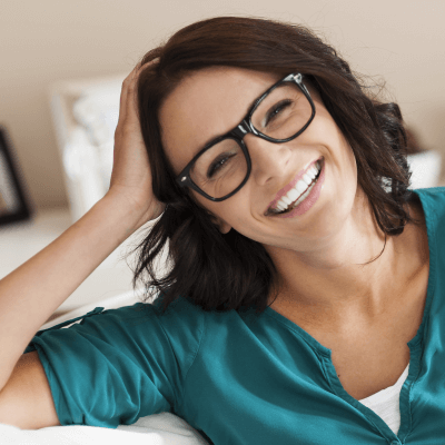 Smaidīga sieviete ar brillēm