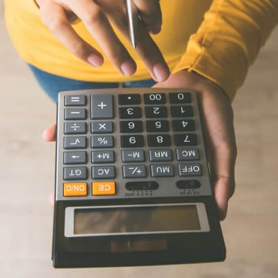 Ar kalkulatoru tiek veikti aprēķini, lai samazinātu ikdienas izmaksas.