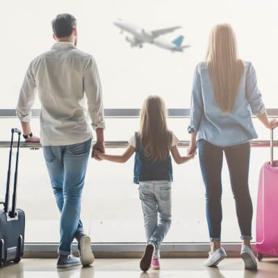 Ģimene ir lidostā un dodas kopīgā ceļojumā.