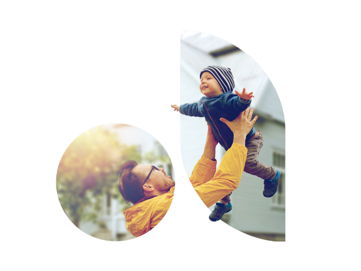 Vīrietis spēlējas ar savu dēlu pie mājas, kuru nesen apdrošinājis izmantojot ERGO apdrošināšanas pakalpojumus.