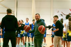 Artūrs Ilziņš tur rokās basketbola bumbas