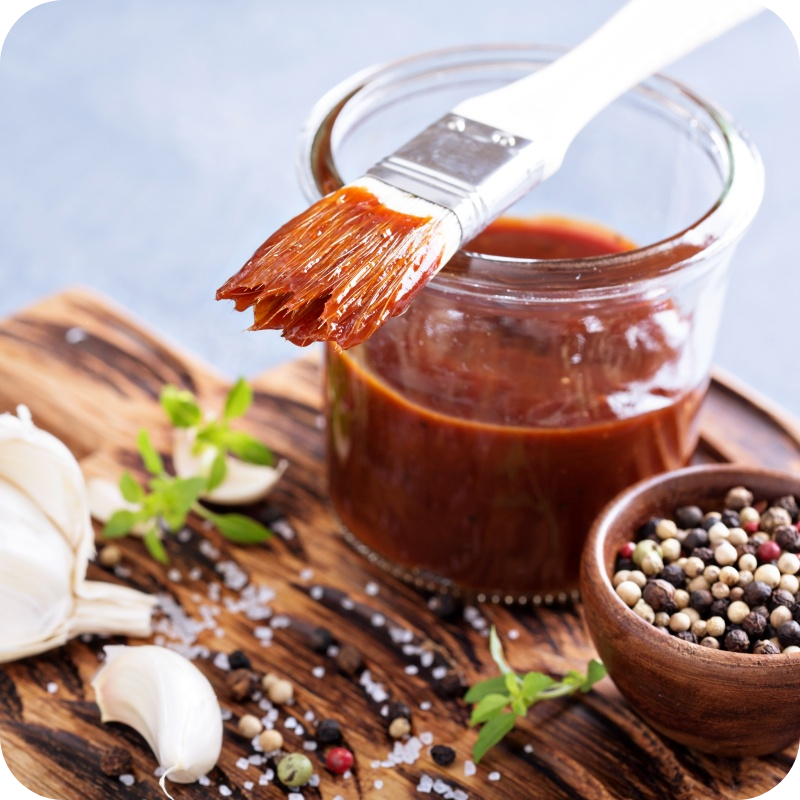Маринад и специи на доске для мяса