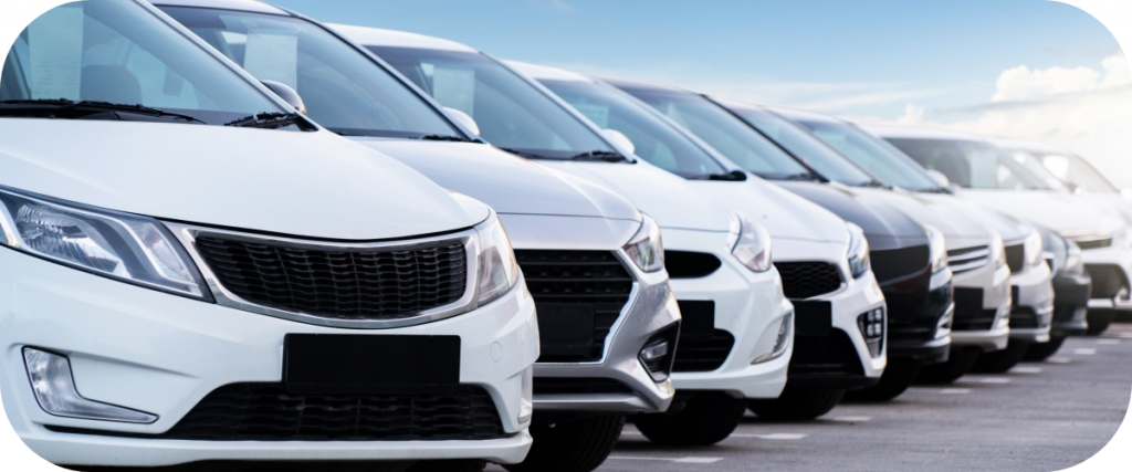 Автостоянка с автомобилями, расположенными в ряду
