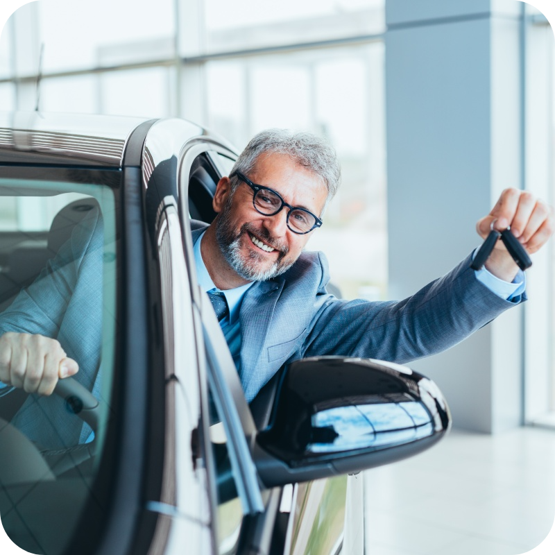 Pieredzējis uzņēmuma vadītājs nopērk jaunu uzņēmuma auto