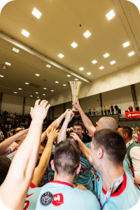 Basketbolisti ar čempionu kausu
