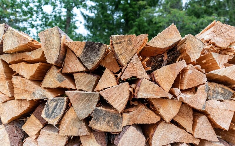 Дровяное отопление — это традиционное и долговечное решение, использующее местные возобновляемые ресурсы. Дровяное отопление — это традиционное и долговечное решение, использующее местные возобновляемые ресурсы.